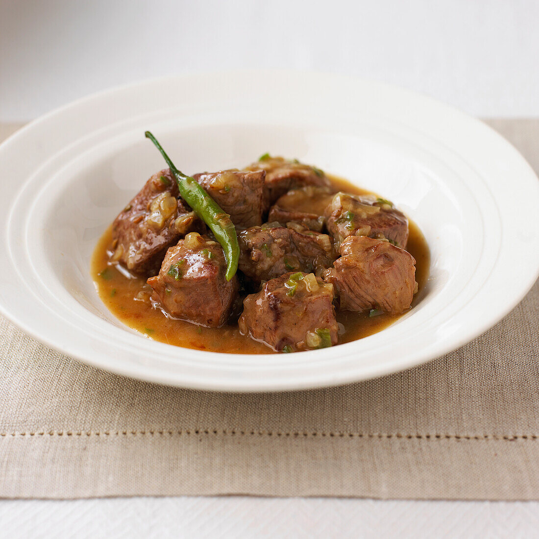 Pan-fried lamb with green chillies