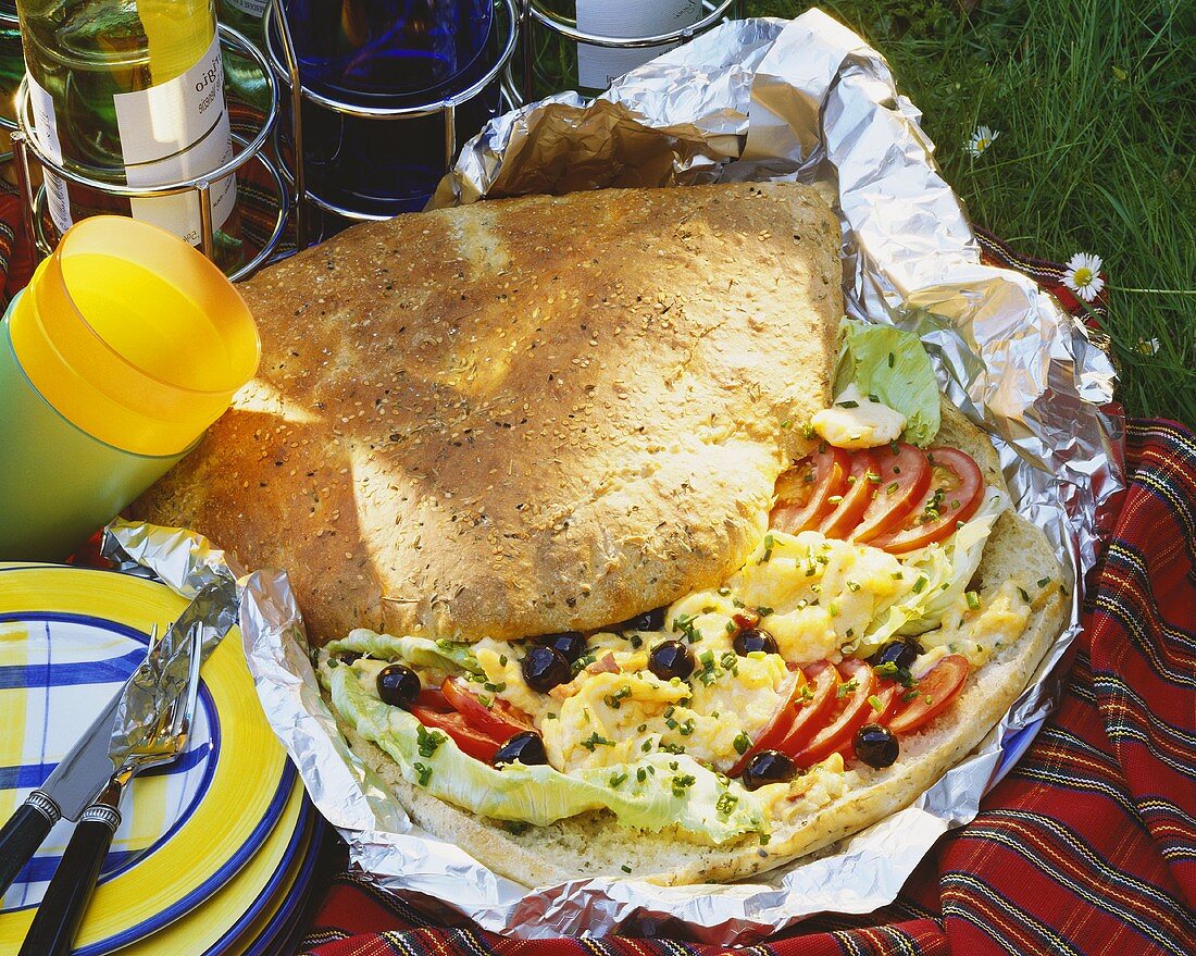 Kräuter-Fladenbrot gefüllt mit Rührei,Oliven,Tomaten & Salat