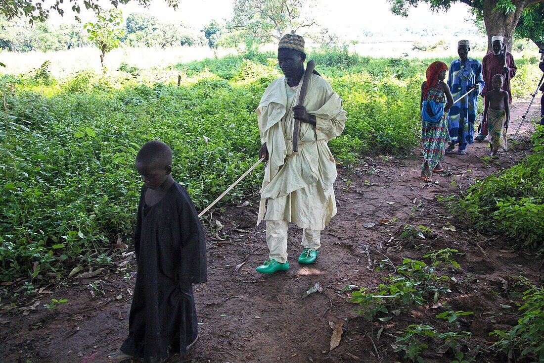 Children leading men with river blindness