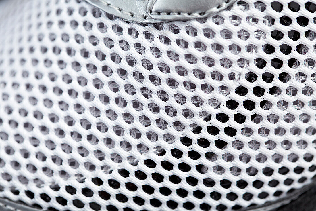 Training shoe of breathable mesh
