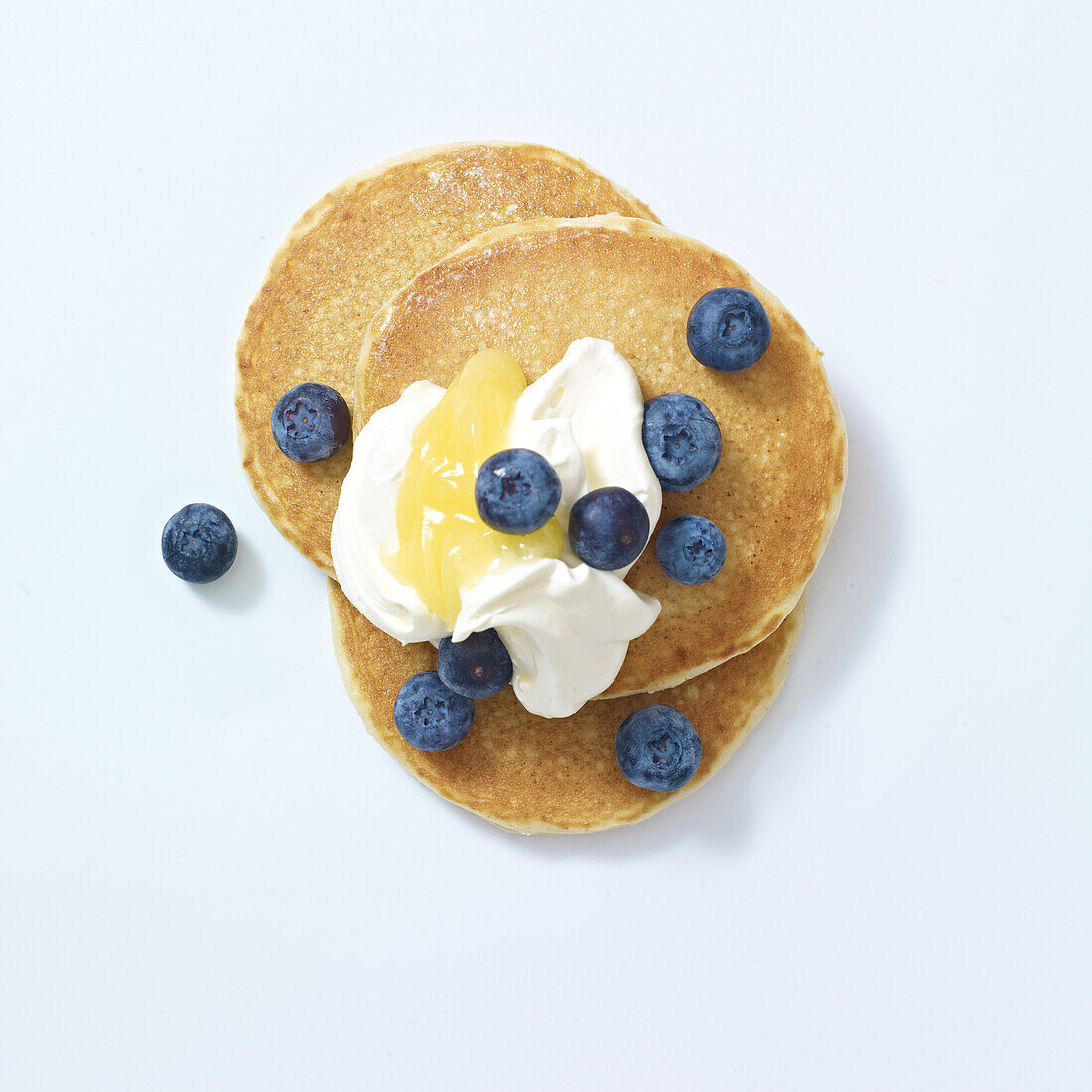 Pancakes with lemon curd, cream and blueberries