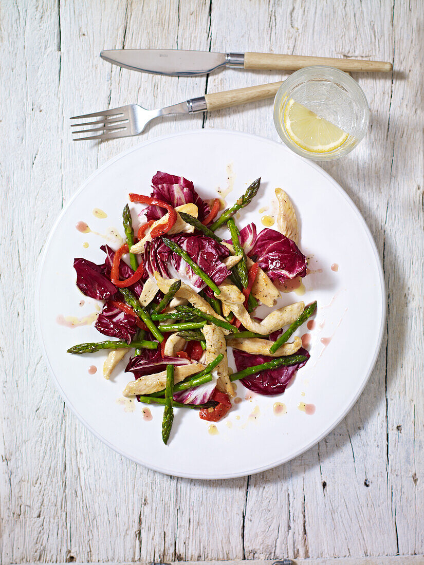 Warm chicken salad with radicchio and asparagus tips