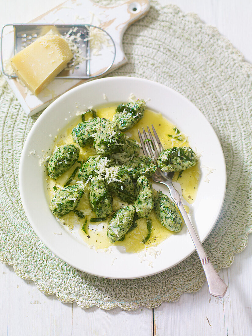 Spinach gnocchi in butter and sage leaves