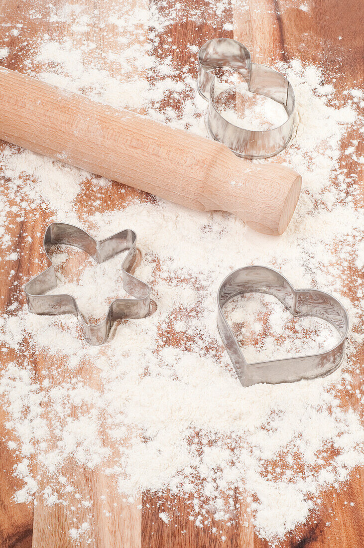 Rolling pin and pastry cutters with flour