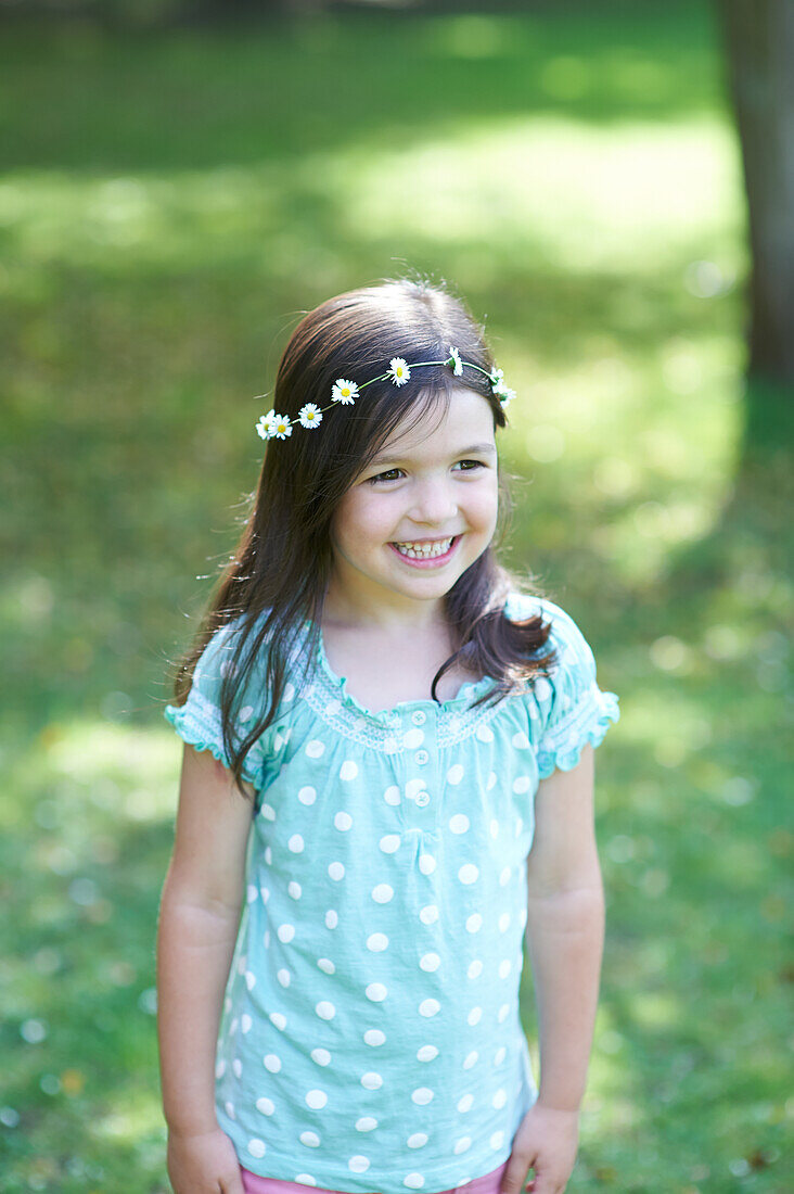 Girl wearing daisy chain headband