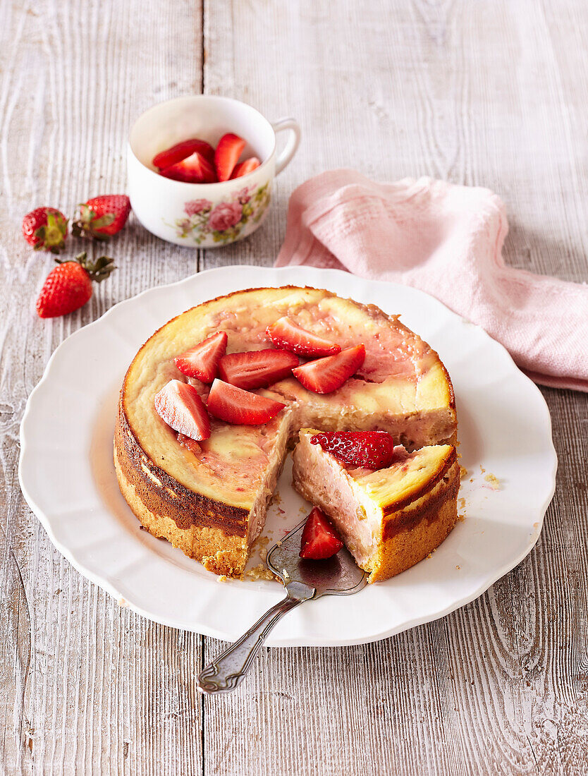 Rhabarber-Käsekuchen mit frischen Erdbeeren