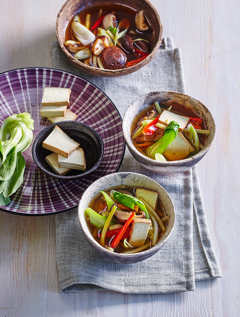 Chinesische Suppe mit Tofu, scharf-sauer