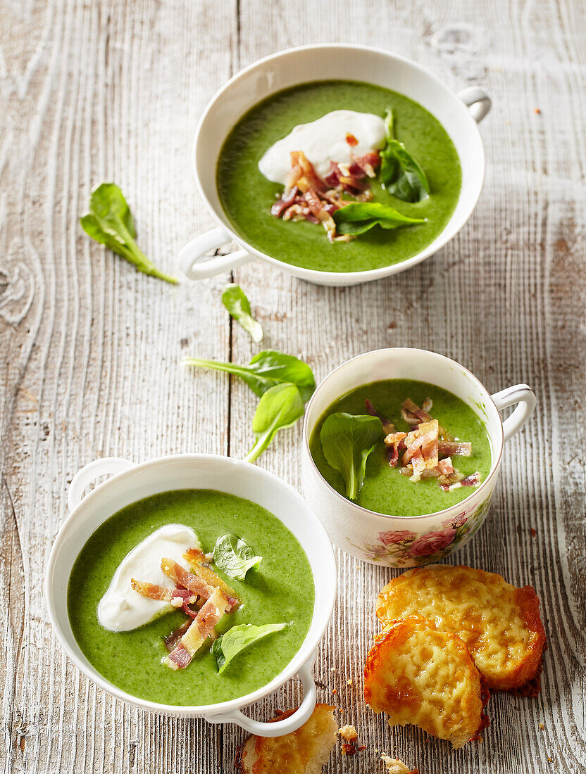 Spinach creamy soup with cheese croutons