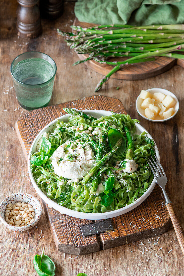 Asparagus green pasta with burrata