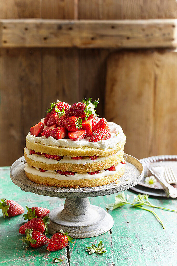 Layer-cake with strawberries and macarpone