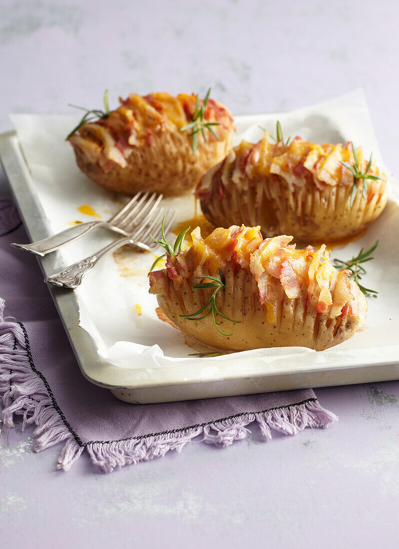 Hasselback-Kartoffeln mit Speck und Käse