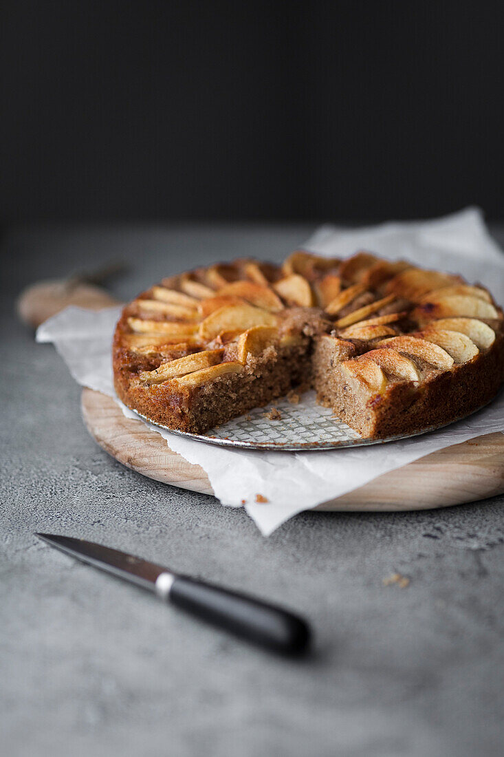 Apfelkuchen, angeschnitten