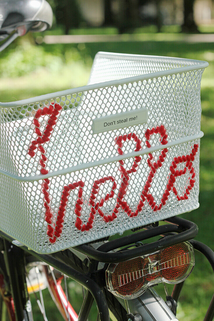 Fahrradkorb mit DIY-Stickerei 'hello'