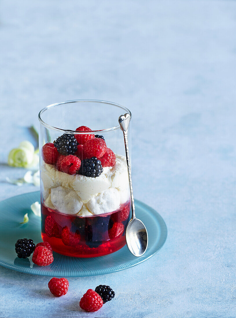 Trifle mit Fruchtgelee und frischen Beeren