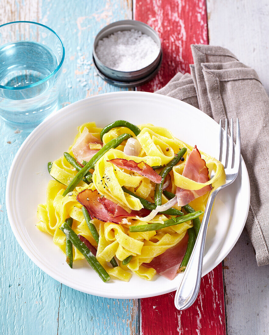 Tagliatelle mit grünen Bohnen und Schinken