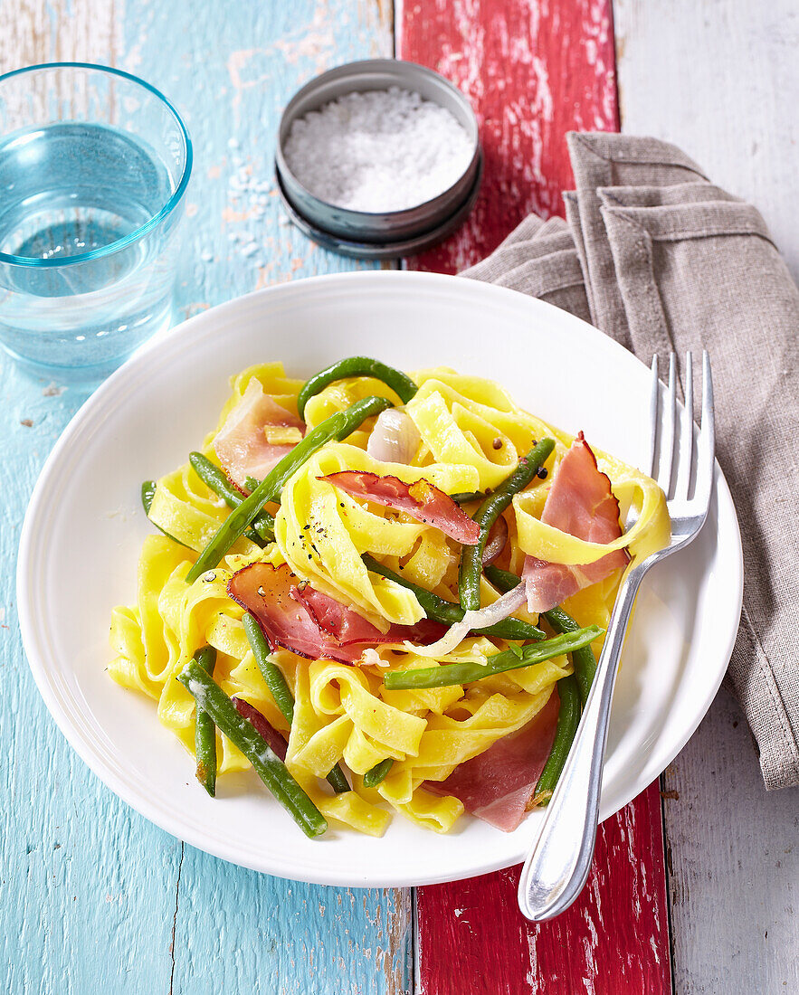Tagliatelle with green beans and ham