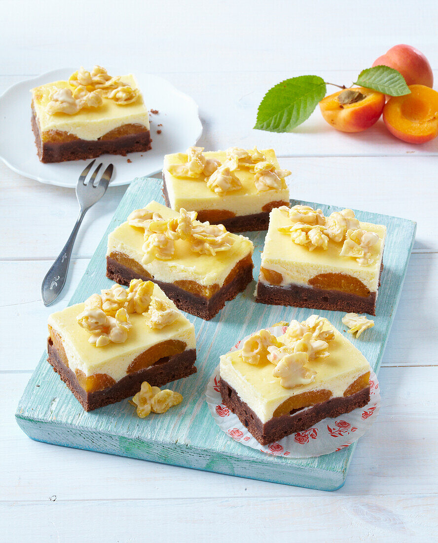 Tray cake with chocolate and apricots