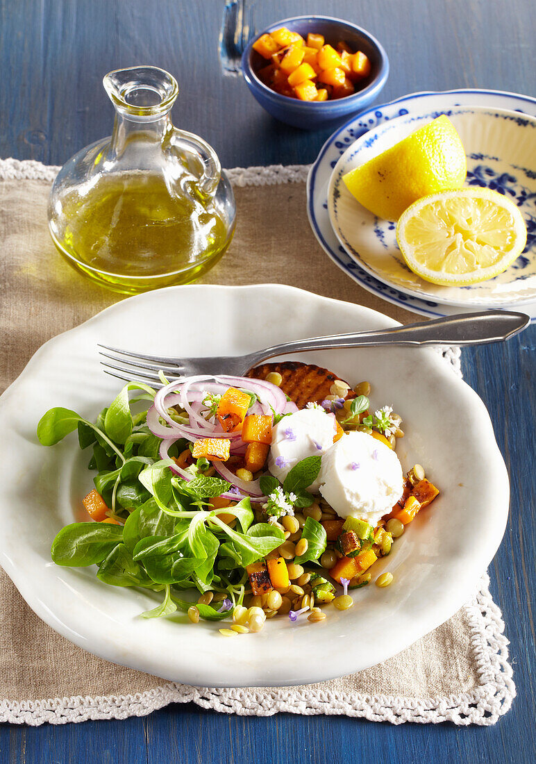 Salat mit Kürbis, Linsen und Ziegenkäse