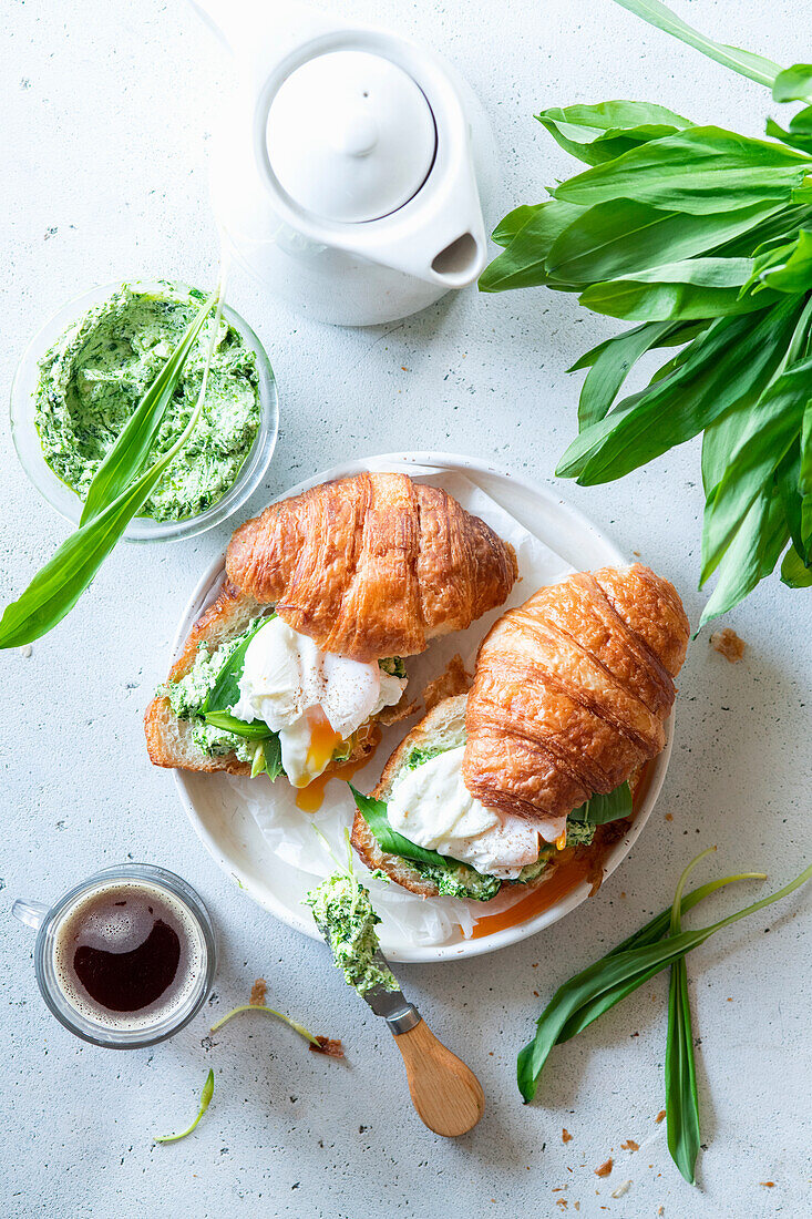 Croissant mit Bärlauch-Frischkäse und pochiertem Ei