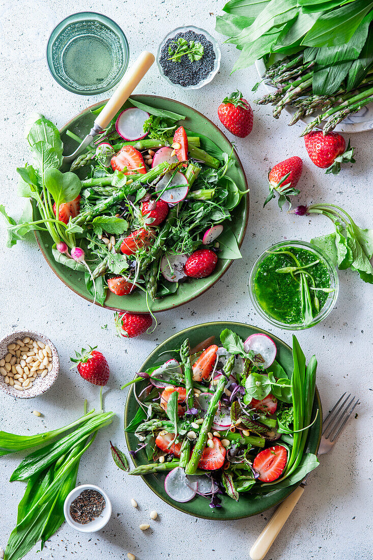 Wild garlic asparagus salad with stawberries and radish