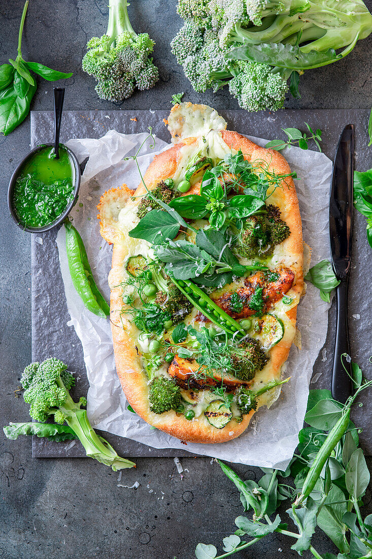 Pizza mit Broccoli, Erbsen und Hähnchen