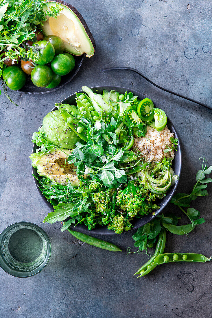 Gesunde Salad Bowl mit grünem Gemüse