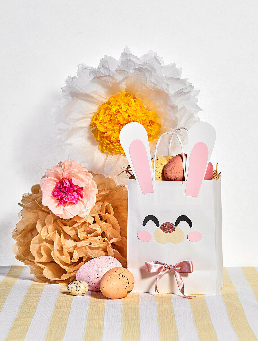 DIY-Papiertüte mit Ostereieren und Papierblüten