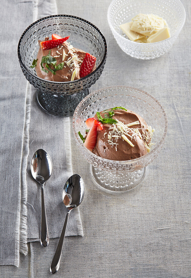 Mousse au chocolat mit Erdbeeren