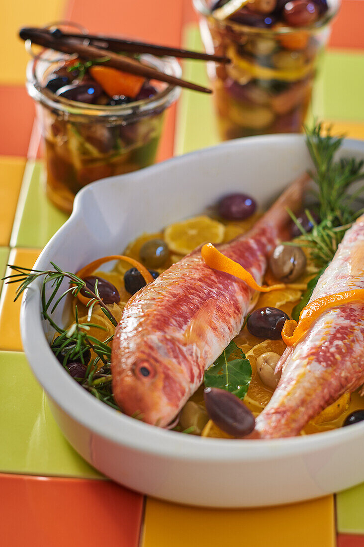 Rote Meerbarbe mit Zitrusfrüchten, Oliven und Kräutern