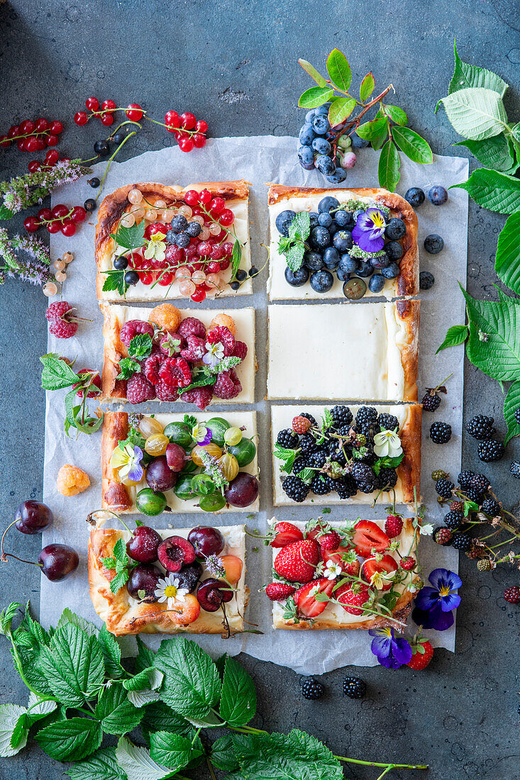 Blechkuchen aus Hefeteig mit Beeren