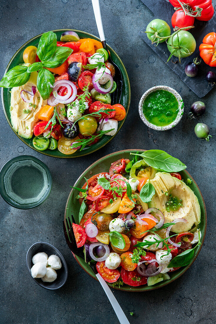 Tomaten-Avocado-Salat mit Basilikumöl