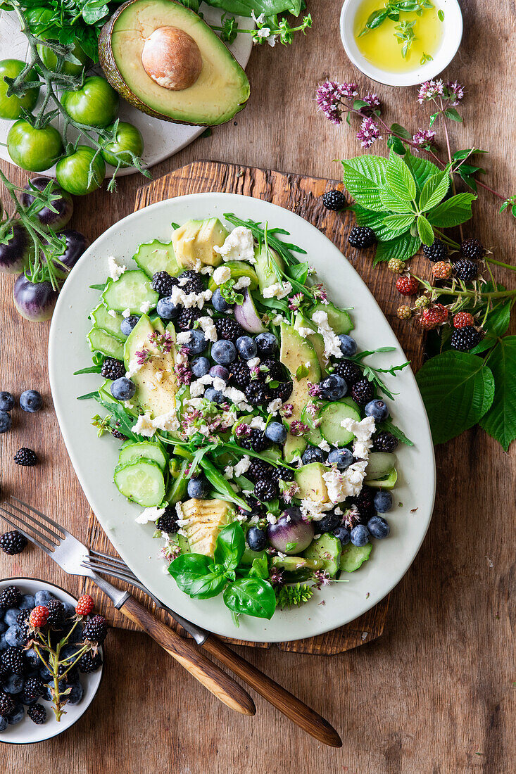 Avocado-Beeren-Salat mit Brombeeren, Heidelbeeren, Gurke und Feta