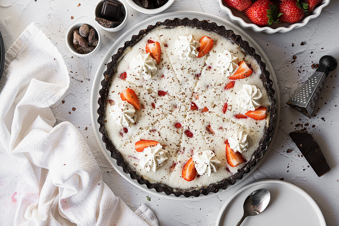 No Bake Stracciatella-Kuchen mit Erdbeeren