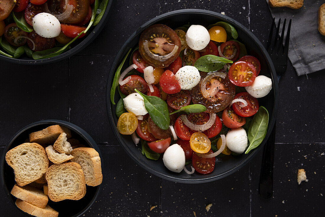 Tomaten-Mozzarella-Salat in einer Schale