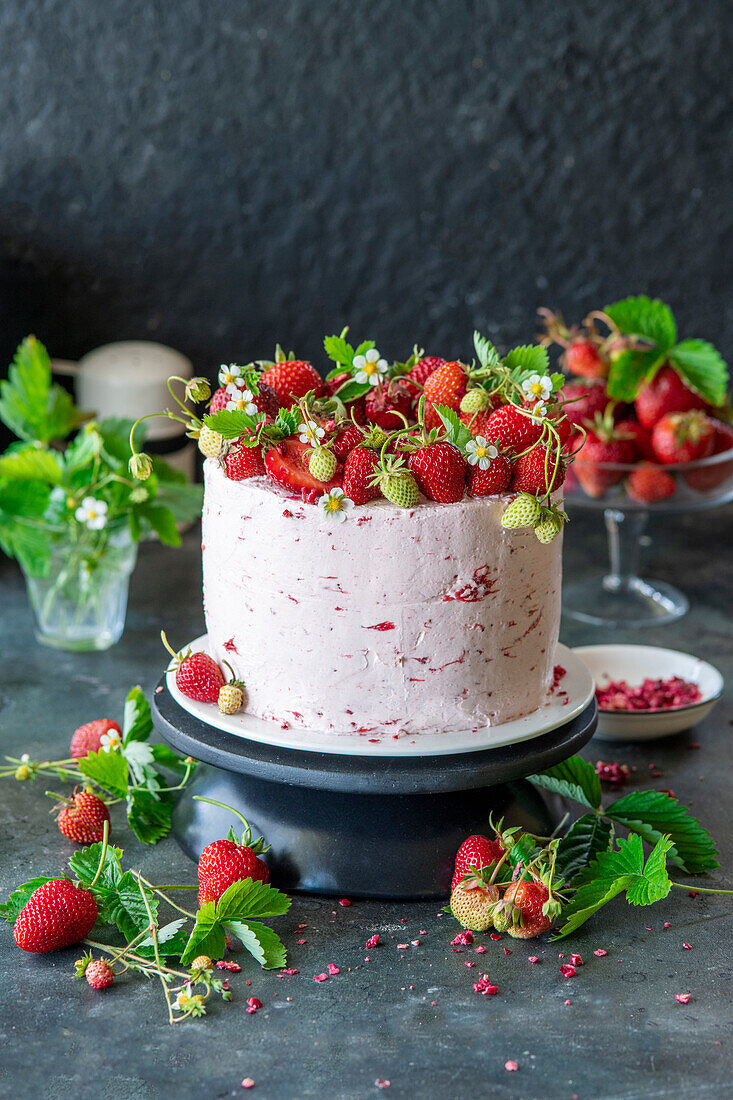 Strawberry buttercream cake