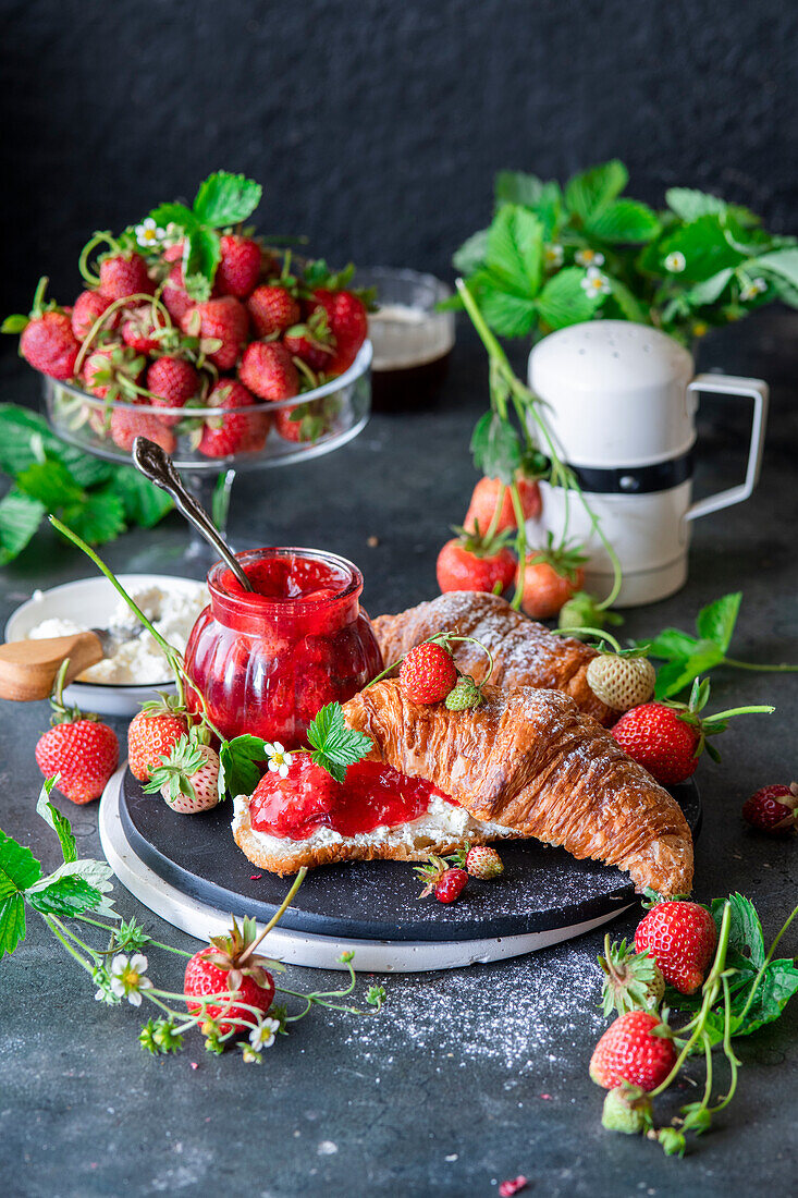 Croissant mit Erdbeermarmelade und Frischkäse