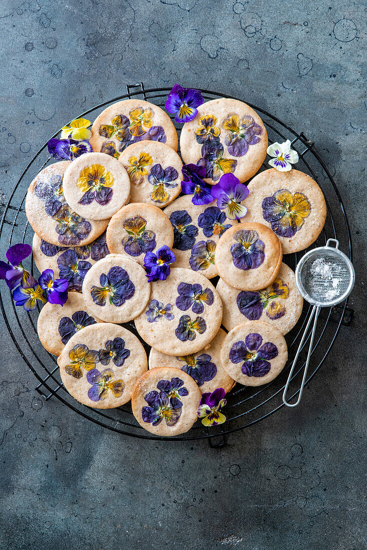 Plätzchen mit Veilchenblüten