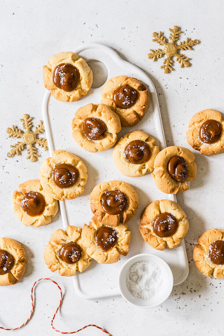 Thumbprint Cookies mit Salzkaramell (Weihnachten)