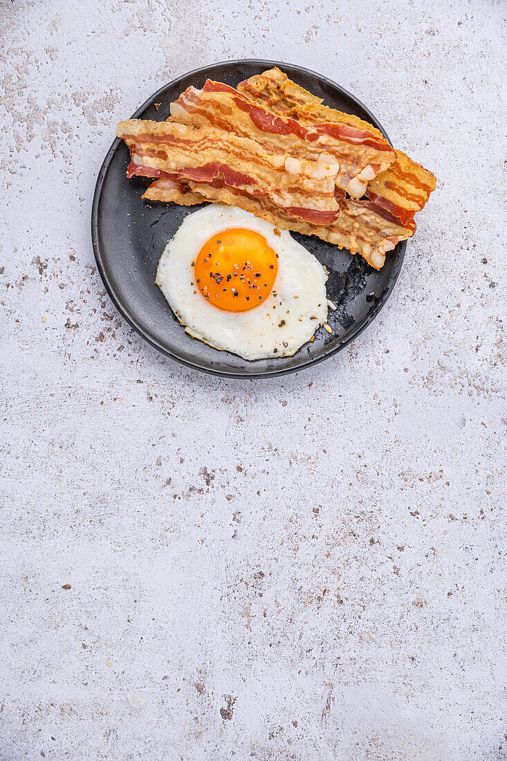 Englisches Frühstück mit Spiegelei und Bacon