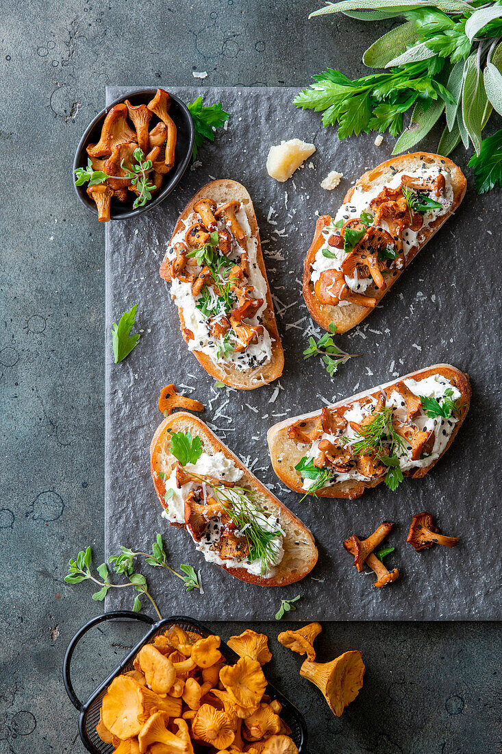 Bruschetta with cream cheese and chanterelles