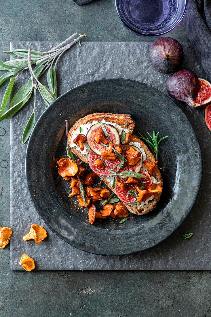 Bruschetta with figs and chanterelles