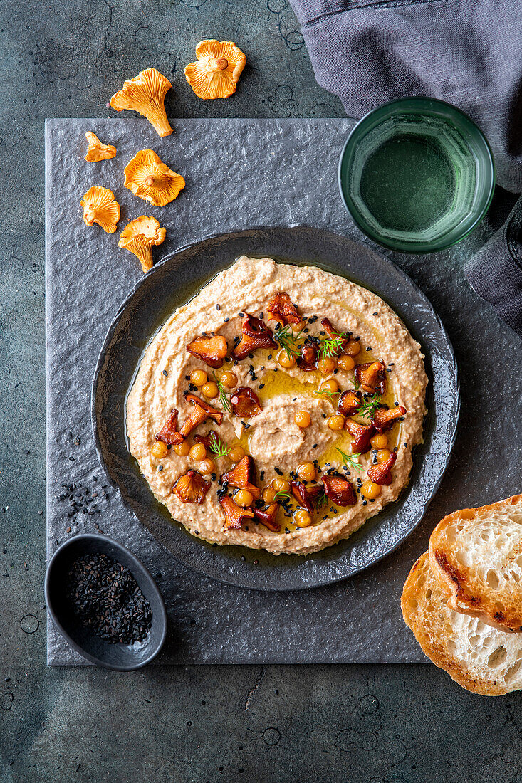 Chanterelle hummus