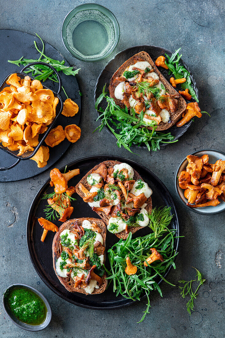 Bruschetta mit Pfifferlingen und Frischkäse