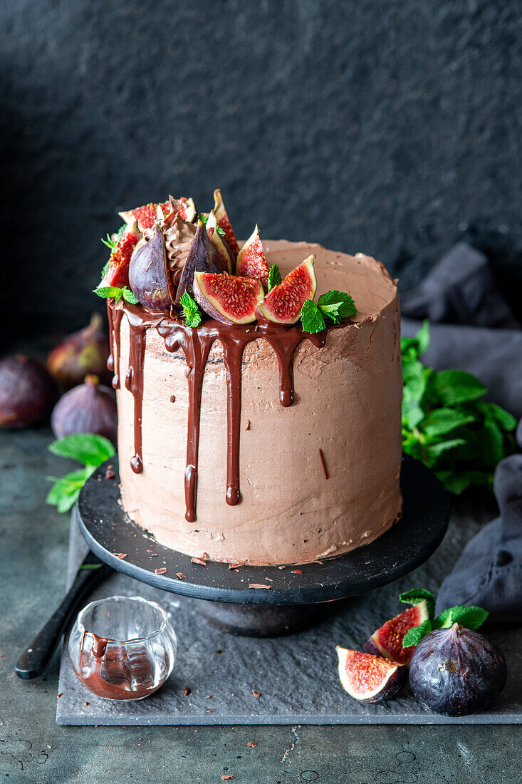 Schokoladen-Buttercreme-Kuchen mit Feigen