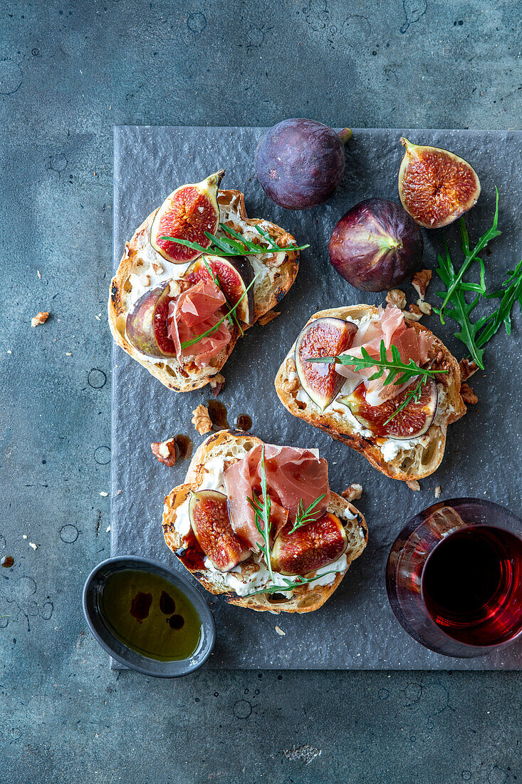 Fig prosciutto bruschettas