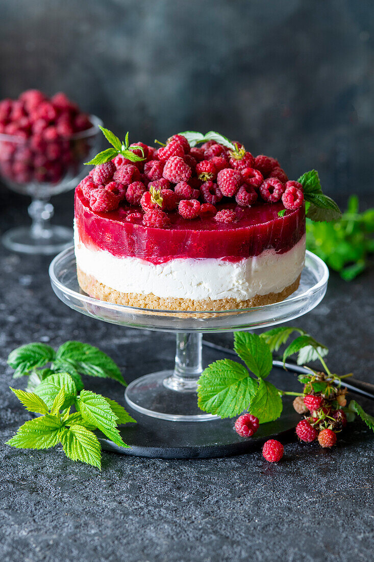 No-bake cheesecake with raspberry jelly