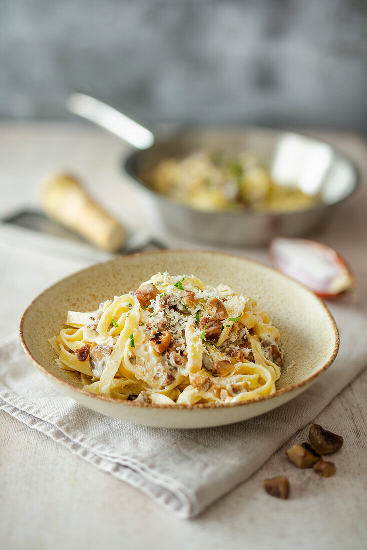 Bandnudeln mit Frischkäse, Maronen und frisch geriebenem Meerrettich (vegetarisch)