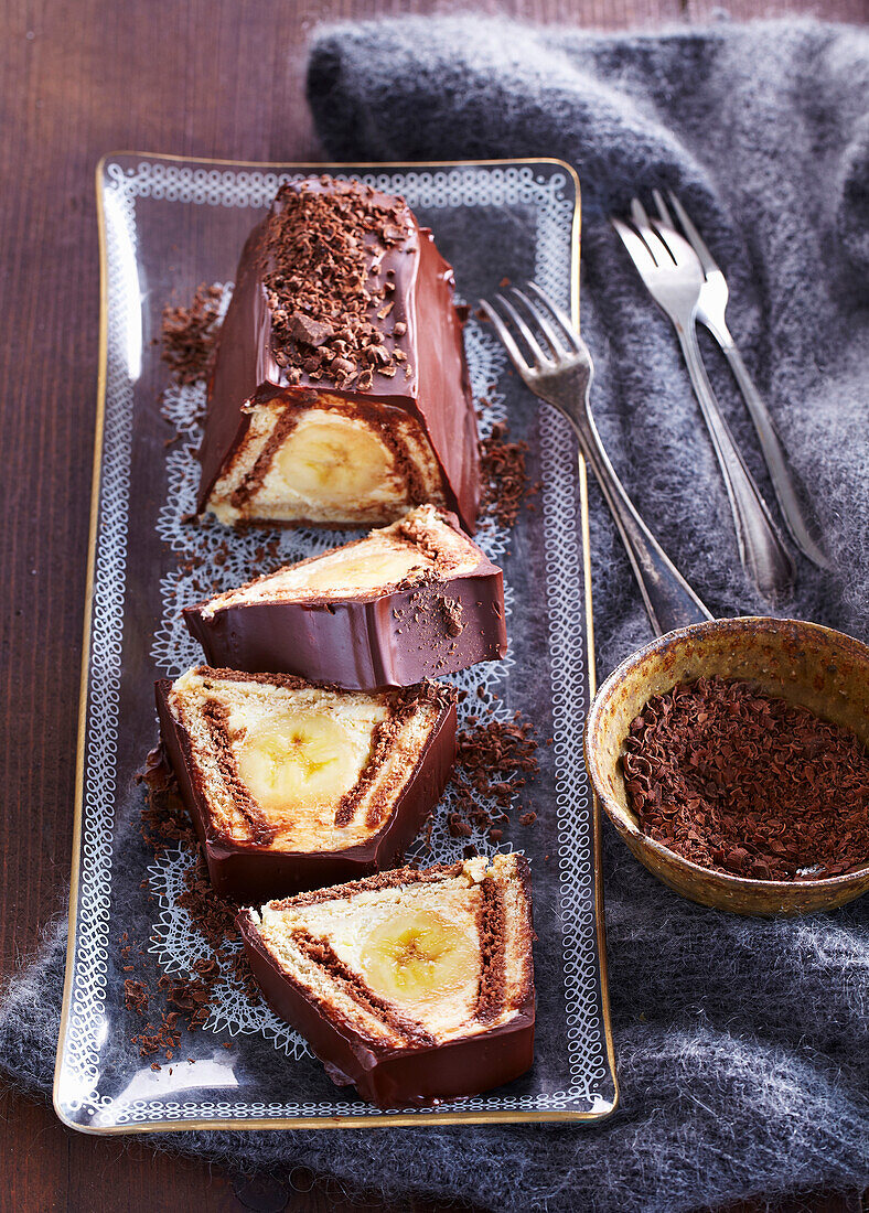 No bake cake with custard, banana, and chocolate