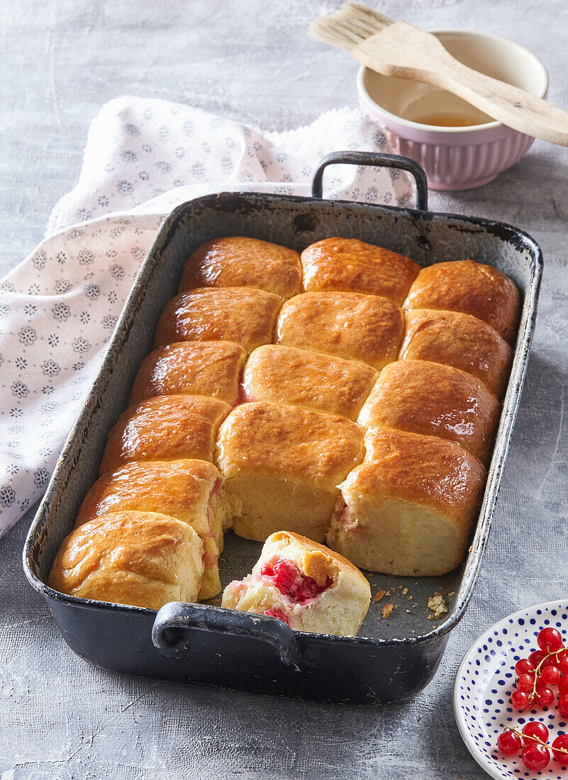 Buchteln mit Vanillepudding und Johannisbeermarmelade