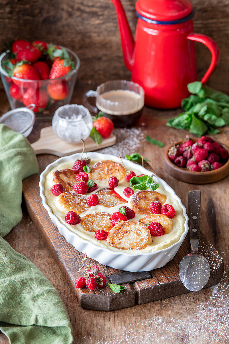 Baked cottage cheese pancakes (syrniki) in sour cream sauce